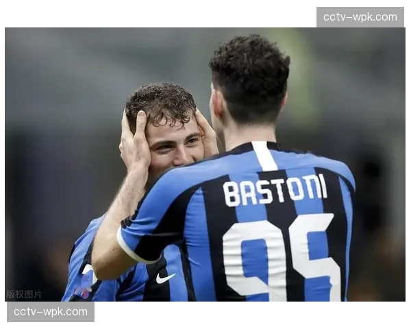 博洛尼亚发布赛前海报,图案为撕裂对手防线的箭头,直指肋部区域 博洛尼亚发布赛前海报,图案为撕裂对手防线的箭头,直指肋部区域