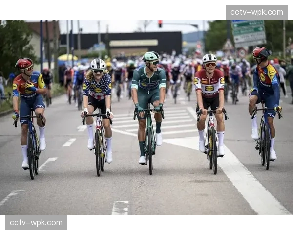 巴黎-鲁贝男子组前十：范阿尔特冠军，波加查亚军，斯泰芬季军